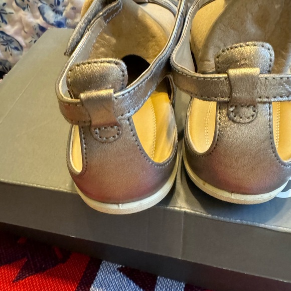 ECCO, Flash Leather T-Strap Sandals, good used, size 11- 11.5 grey metallic - Picture 2 of 9